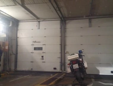 Βουλή: Μπλοκαρίστηκε από διαδηλωτές- Το πάρκινγκ αποκλείστηκε